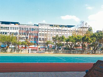 每晚開直播 新北豬老師惹議