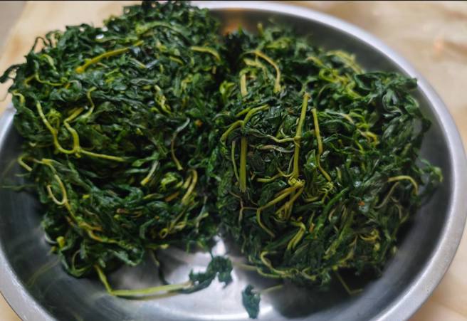 一名女網友到男友家作客，卻看到對方拿不鏽鋼碟裝菜，當場轉頭離開，表示只有窮人才會這樣裝，引爆論戰。(圖／毒姑九賤婆媳討論區)