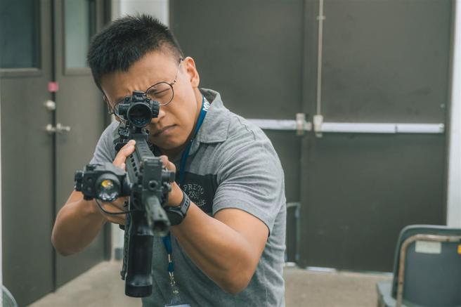 为使国人了解国防自主成效，军备局205厂昨日举办媒体邀访活动，展示即将量产的T112战斗步枪，纳入「人因工程」设计，有效提升射手体感，更能配赋近战瞄准镜、反射式内红点瞄准镜及三合一步枪雷指器，有效提升射击精准度，充分展现我国戮力推动国防自主的丰硕成果。（记者陈怡璇摄）