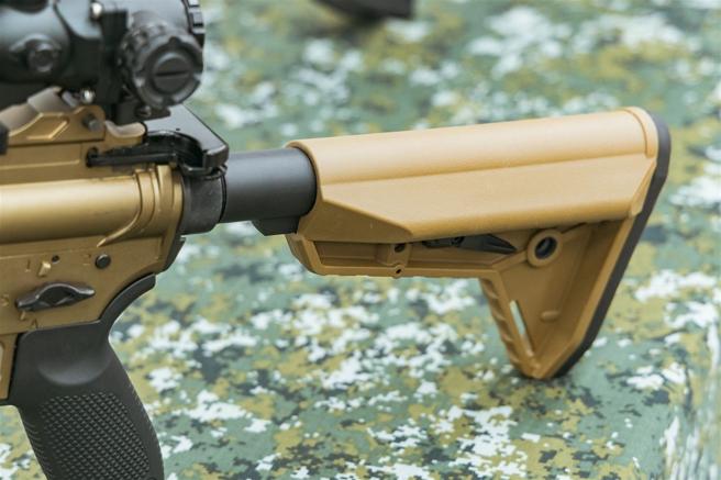 T112战斗步枪採用类海豹托，斜面设计大幅提升射手贴腮面积，提升射击舒适度。（记者陈怡璇摄）