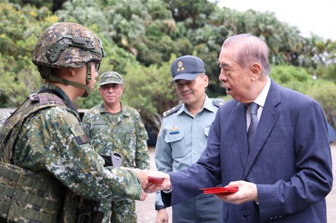  李棟樑親切垂詢，讓在場官兵感受到社會各界給予的溫暖支持。（記者袁銘駿攝）