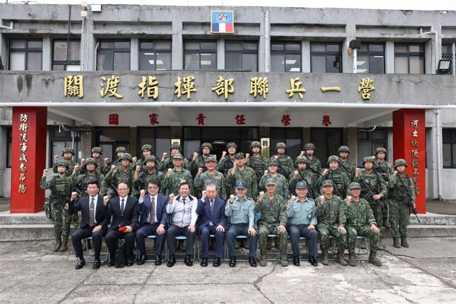  李棟樑率敬軍團，前往關指部聯兵1營進行慰問。（記者袁銘駿攝）