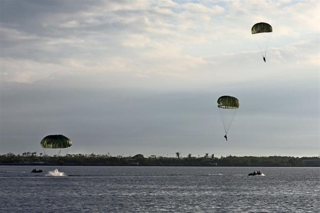  訓員以MC-1B傘具實施水域跳傘，精準空降於海面著陸區。
（記者孫建屏攝）