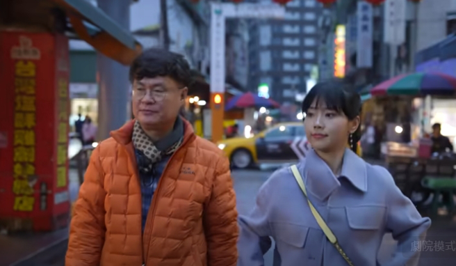 《黑白大厨》厨师吕敬来2023年曾和人气YouTuberr「韩国女生 Judy」一起享受台湾小吃。（图／摄自YT@韩国女生Judy）