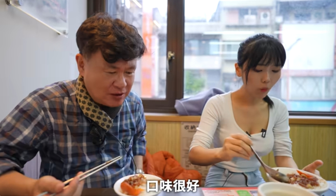 《黑白大厨》台韩混血厨师吕敬来，点出台湾小吃的优势。（图／摄自YT@韩国女生Judy）