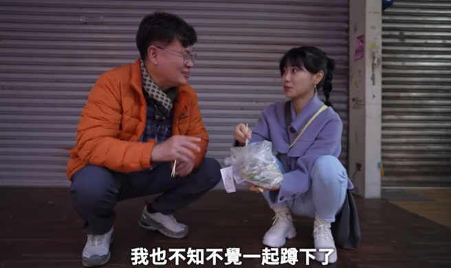《黑白大厨》台韩混血厨师吕敬来，在Judy的推荐下，第一次蹲在夜市路边吃咸水鸡。（图／摄自YT@韩国女生Judy）