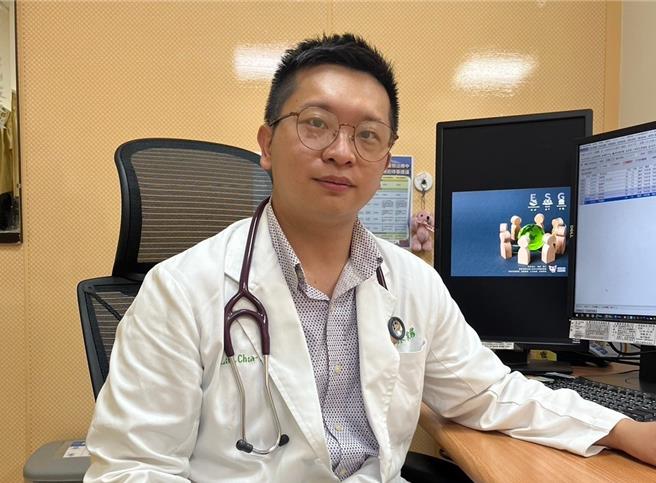 台中33歲陳先生因工作繁忙、疏於運動，每天狂喝手搖飲2至3杯，10年內體重從63公斤暴胖32公斤，罹患「三高」而求診。中山附醫家醫科醫師林家揚（圖）要求從飲食、作息、運動積極減重，1年後成功減重15公斤、2年後恢復健康，不須服用「三高」藥物。（中山附醫提供／陳淑芬台中傳真）