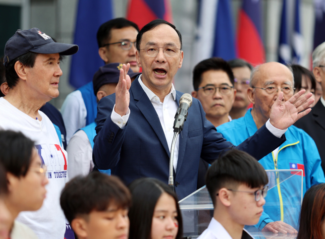 国民党主席朱立伦（上中）10日出席在中央党部举行的国庆升旗典礼并致词。（姚志平摄）