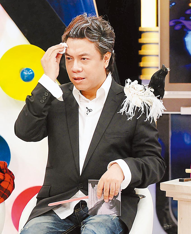 李敖2011年上《康熙来了》，蔡康永边访问猛擦汗。（图／中时资料照）