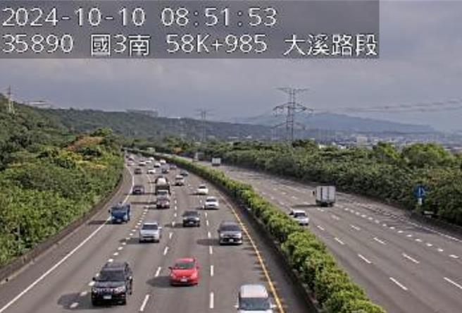 雙十國慶上午國道部分路段逐漸出現車流。（摘自國道路況即時影像）