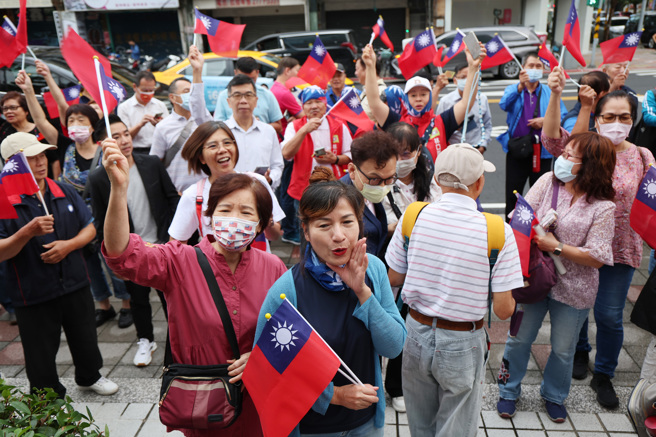 国民党10日在中央党部举行的国庆升旗典礼，吸引不少民眾参与。（姚志平摄）