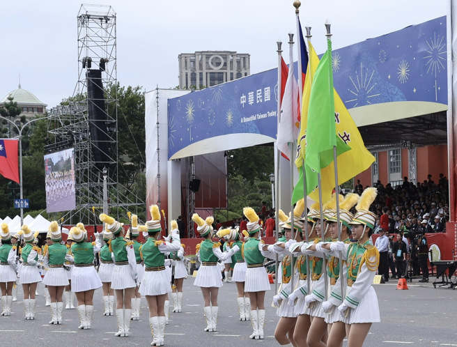 113年中華民國國慶10日舉行，臺北市立第一女子高級中學樂儀旗隊演出。（陳俊吉攝）