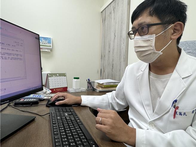 中医师王富民表示，现代人因工作得一直盯着3C产品，加上工作压力大，衍生乾眼症等毛病，做好日常保养外，也要避免吃辛辣、炸烤等食物。（曹婷婷摄）