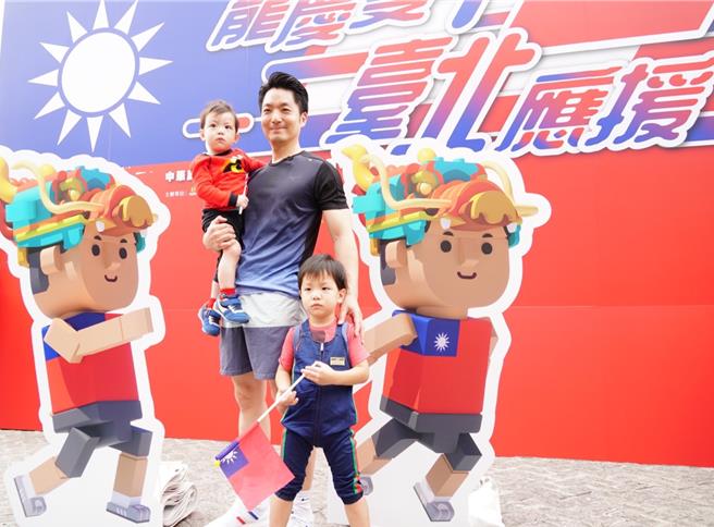 台北市长蒋万安10日上午带着二宝及三宝2个儿子，参加台北市政府前广场的升旗活动，以及后续绕市府路跑的活动。（台北市政府提供／丁上程台北传真）