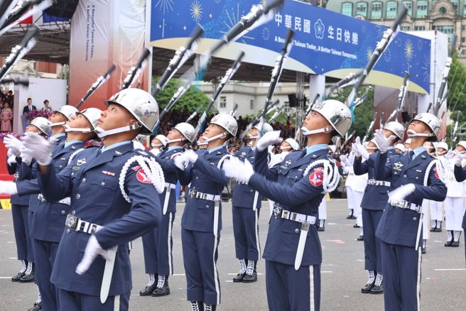 113年國慶大會10日盛大舉行，國防部聯合樂隊暨三軍儀隊氣宇軒昂的演出，拉起慶典序幕。（杜宜諳攝）