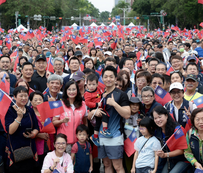 台北市政府10日在市民广场举办「中华民国113年国庆升旗暨庆祝活动」，以「龙庆双十臺北应援」为主题，除升旗典礼仪式外，更举行特色慢跑；臺北市长蒋万安（中）抱着儿子出席。（郭吉铨摄）
