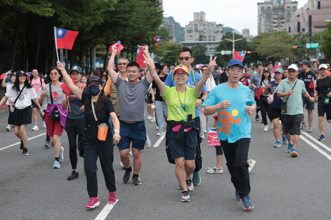 台北市政府10日在市民广场举办「中华民国113年国庆升旗暨庆祝活动」，以「龙庆双十臺北应援」为主题，除升旗典礼仪式外，也举行特色慢跑，吸引民眾参与。（郭吉铨摄）