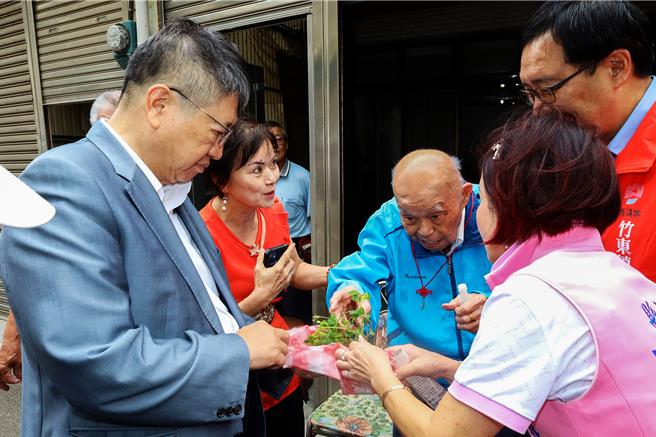 竹東鎮104歲的林阿龍從家中步行出門，拿出珍藏的顧筋骨藥草祕方與縣長楊文科（左）分享。（新竹縣政府提供／羅浚濱新竹傳真）