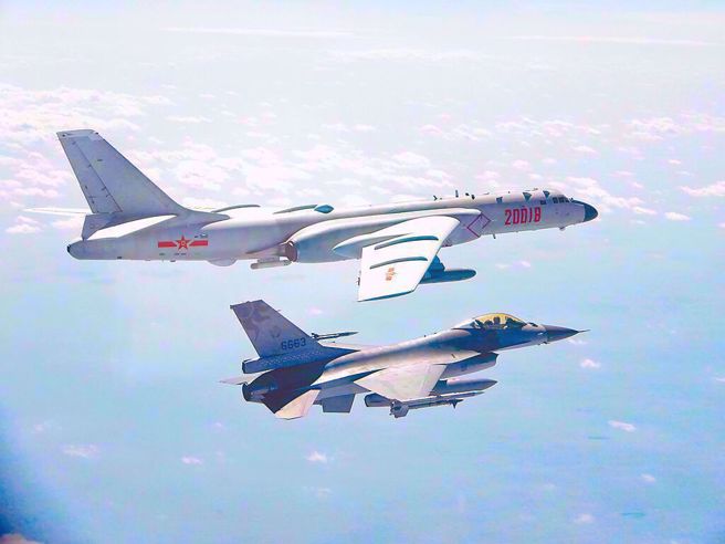 國慶日前夕解放軍兩度戰備警巡 ，36機艦「南北夾擊」擾台。(國防部提供)