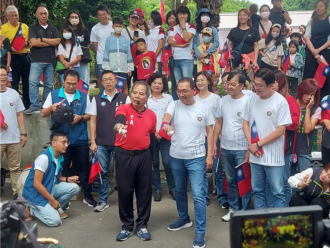 新北市长侯友宜亲自体验打陀螺。（张铠乙摄）