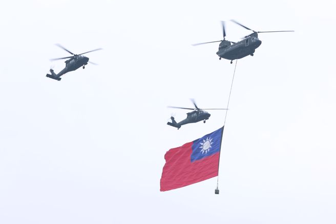 113年國慶大會10日盛大舉行，CH-47吊掛國旗進場。（杜宜諳攝）
