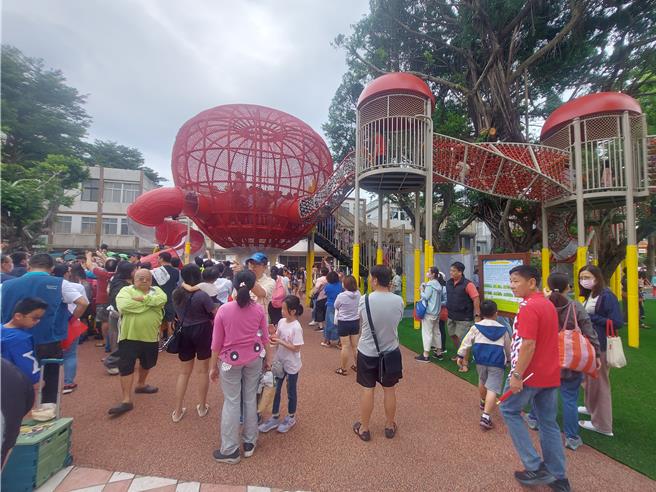 遊具設計靈感來自於大自然，孩子可從空中廊道出發，經過大蘋果造型的平台，再從溜滑梯滑下。（張鎧乙攝）