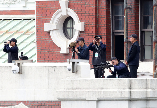 113年中華民國國慶大會10日盛大登場，總統府及凱道周邊的大樓頂有維安的狙擊手戒備，緊盯會場內狀況。（圖 / 攝影記者劉宗龍）