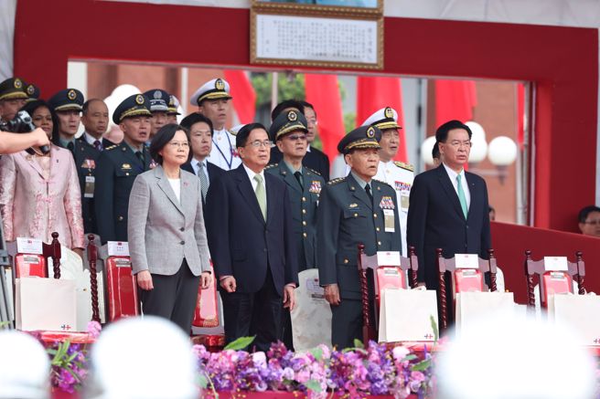113年国庆大会10日盛大举行，前总统蔡英文（左起）、陈水扁等一同高唱国歌。（杜宜谙摄）