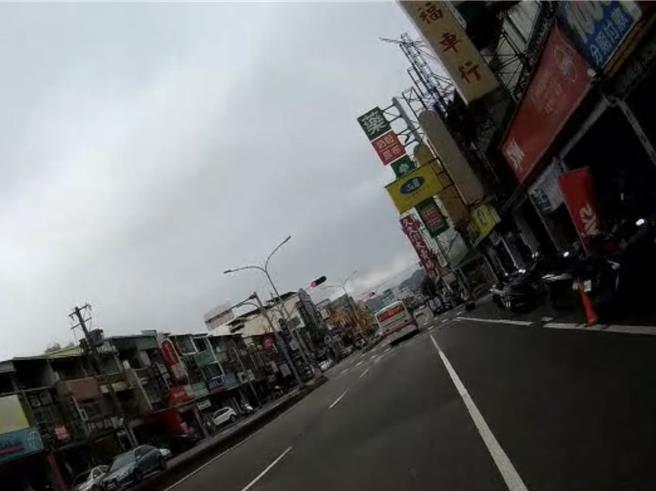 霧峰警分局10日指出，大里、霧峰執法12天內取締15件違規，其中更有1天連取締兩件，包括1公車行經大里區中興路闖紅燈，和1公車行經大里區塗城路不依規定駛入來車道。（民眾提供／潘虹恩台中傳真）