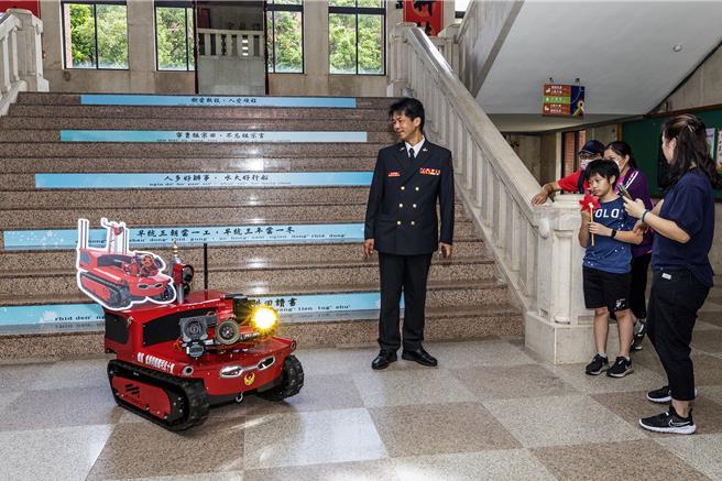 双十永利国际同济会10日捐赠新竹县消防局1台价值290万元的救灾机器人，除了基本的炮塔射水功能外，还增加热显像仪及可见光镜头，搭载4G影像回传功能，能即时将灾害现场画面回传指挥中心，建立更完善的安全管制。（罗浚滨摄）