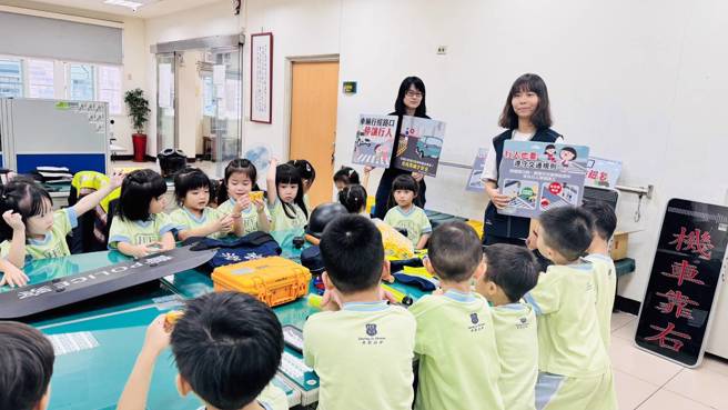 50位幼園萌童參訪桃園警分局，體驗1日警察超級開心。（翻攝畫面）