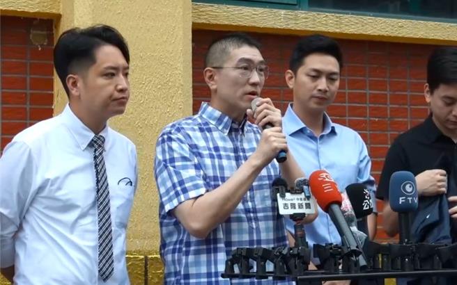 罢免基隆市长谢国梁投票接近，有罢梁网友指出遭恐吓开枪并已报警。谢国梁呼吁，距离投票只剩3天，罢免案双方不管再如何为自己立场拉票，最重要底线就是要遵守法律。（徐佑升摄）