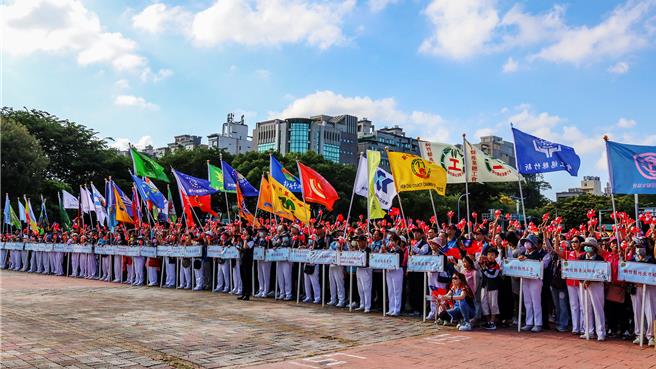新竹縣各界慶祝113年雙十國慶暨升旗典禮，10日在縣府廣場有約3000人參與，現場旗海飄揚。（羅浚濱攝）