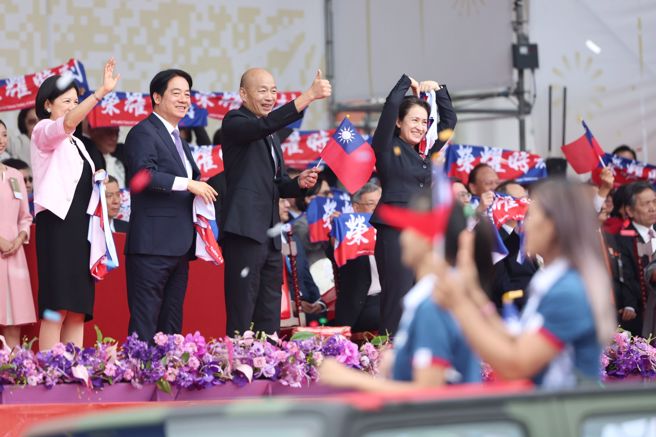 113年国庆大会10日盛大举行，赖清德总统夫人吴玫如（左起）、赖清德、立法院长韩国瑜、副总统萧美琴一同为奥运英雄喝采。（杜宜谙摄）