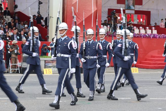 113年国庆大会10日盛大举行，国防部联合乐队暨三军仪队气宇轩昂的演出，拉起庆典序幕。（杜宜谙摄）