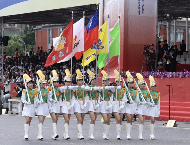 113年中华国庆10日举行，臺北市立第一女子高级中学乐仪旗队演出。（陈俊吉摄）