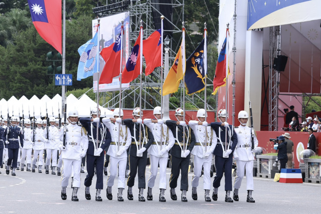 113年中华国庆10日举行，国防部联合乐队暨三军仪队演出。（陈俊吉摄）