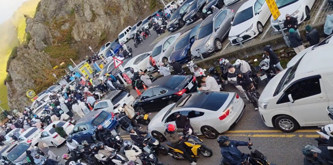 南投合欢山武岭亭，一早人、车塞爆。（图／Threads＠_.i_.am._._.loli_kong._授权提供）