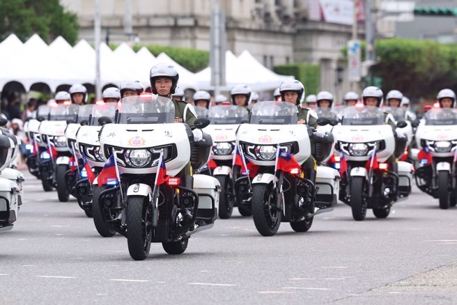 113年国庆大会10日盛大举行，宪兵指挥部快速反应连展现精湛车技。（杜宜谙摄）