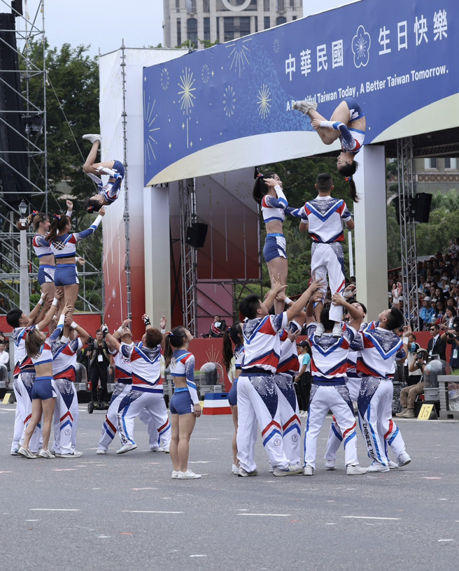 113年中华国庆10日举行，中华竞技啦啦队演出。（陈俊吉摄）