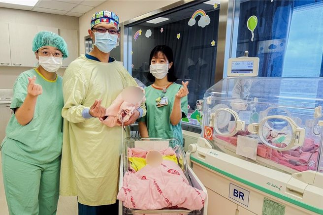 中醫大新竹附設醫院到10日上午10時，誕生3位國慶寶寶，婦產科醫師吳秉忠（中）指預定還有2個剖腹產，另外有4個待產的媽咪。（羅浚濱攝）