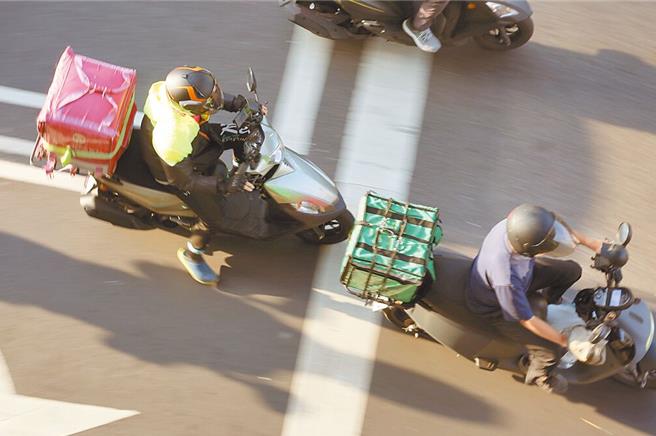 交通部預告修法訂出外送基本運價公式，全國外送產業工會表示，運價準則法制化可保障外送員薪資與權益。（示意圖／本報資料照片）