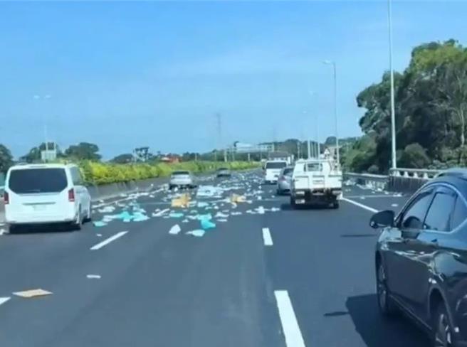 该辆小货车载运的卫生纸掉落满地。（民眾提供／李京升台中传真）