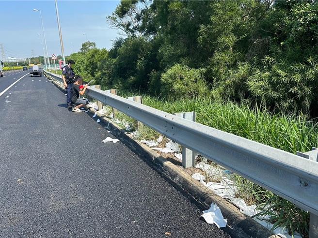 卫生纸散落车道。（警方提供／李京升台中传真）