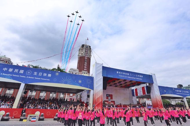 113年国庆大会10日盛大举行，典礼最后以空军雷虎小组衝场画上完美句点。（杜宜谙摄）