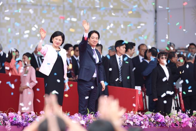 113年国庆大会10日盛大举行，典礼最后以空军雷虎小组衝场画上完美句点，赖清德总统离去前向与会人员挥手致意。（杜宜谙摄）