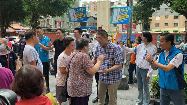 罢免基隆市长谢国梁投票接近，谢国梁10日和党籍立委于信义市场拉票，民眾反应热情。（徐佑升摄）
