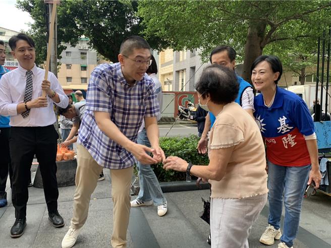 罢免基隆市长谢国梁投票接近，谢国梁10日和党籍立委于信义市场拉票，民眾反应热情。（徐佑升摄）