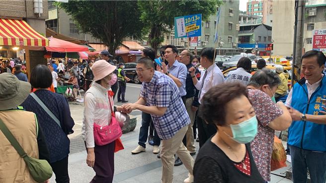 罢免基隆市长谢国梁投票接近，谢国梁10日和党籍立委于信义市场拉票，民眾反应热情。（徐佑升摄）