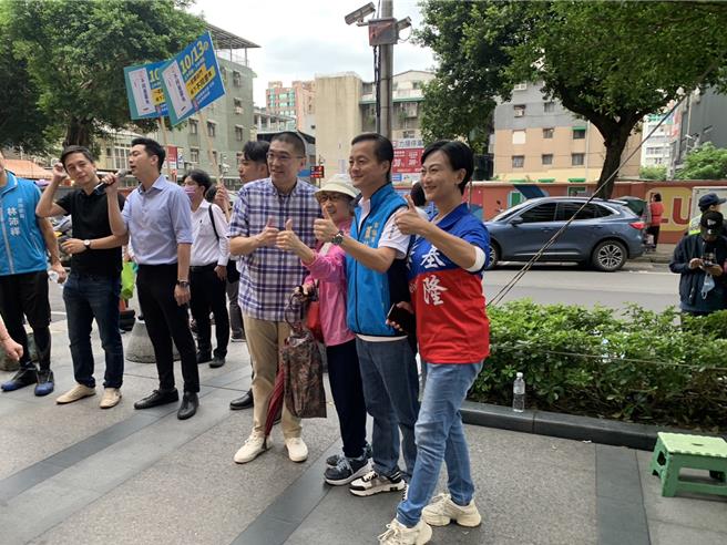 罢免基隆市长谢国梁投票接近，谢国梁10日和党籍立委于信义市场拉票，民眾反应热情。（徐佑升摄）